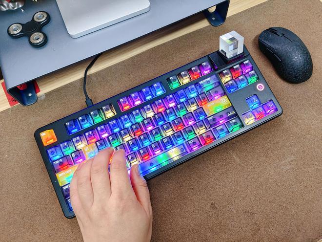 K87棱镜版机械键盘打造桌搭的情绪价值澳门新葡京入口棱镜+自定义屏！黑爵M(图6)